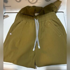 Figs jogger in martini Olive